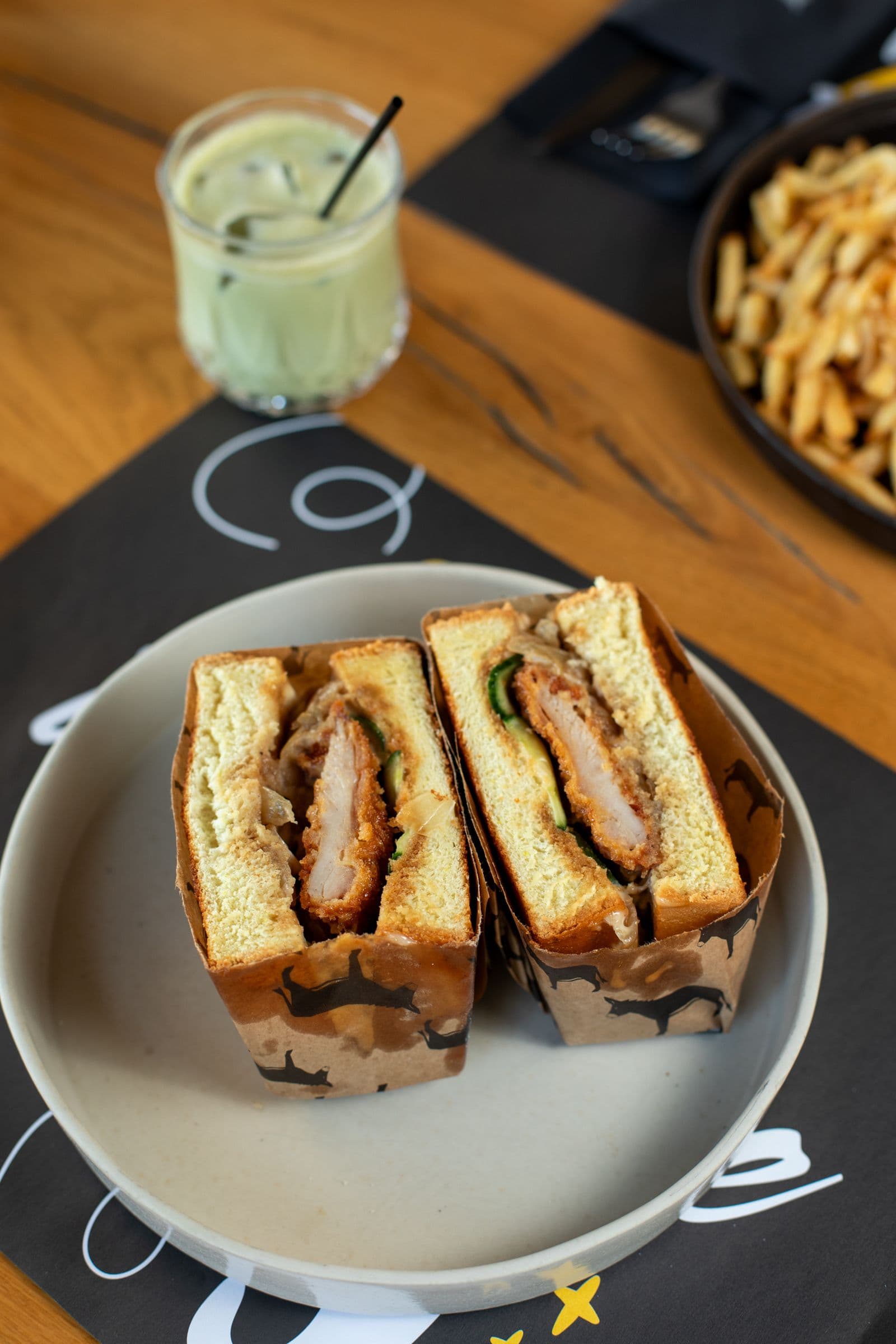 Teriyaki Sando Style κομμένο στη μέση, με το τηγανητό κοτόπουλο να φαίνεται