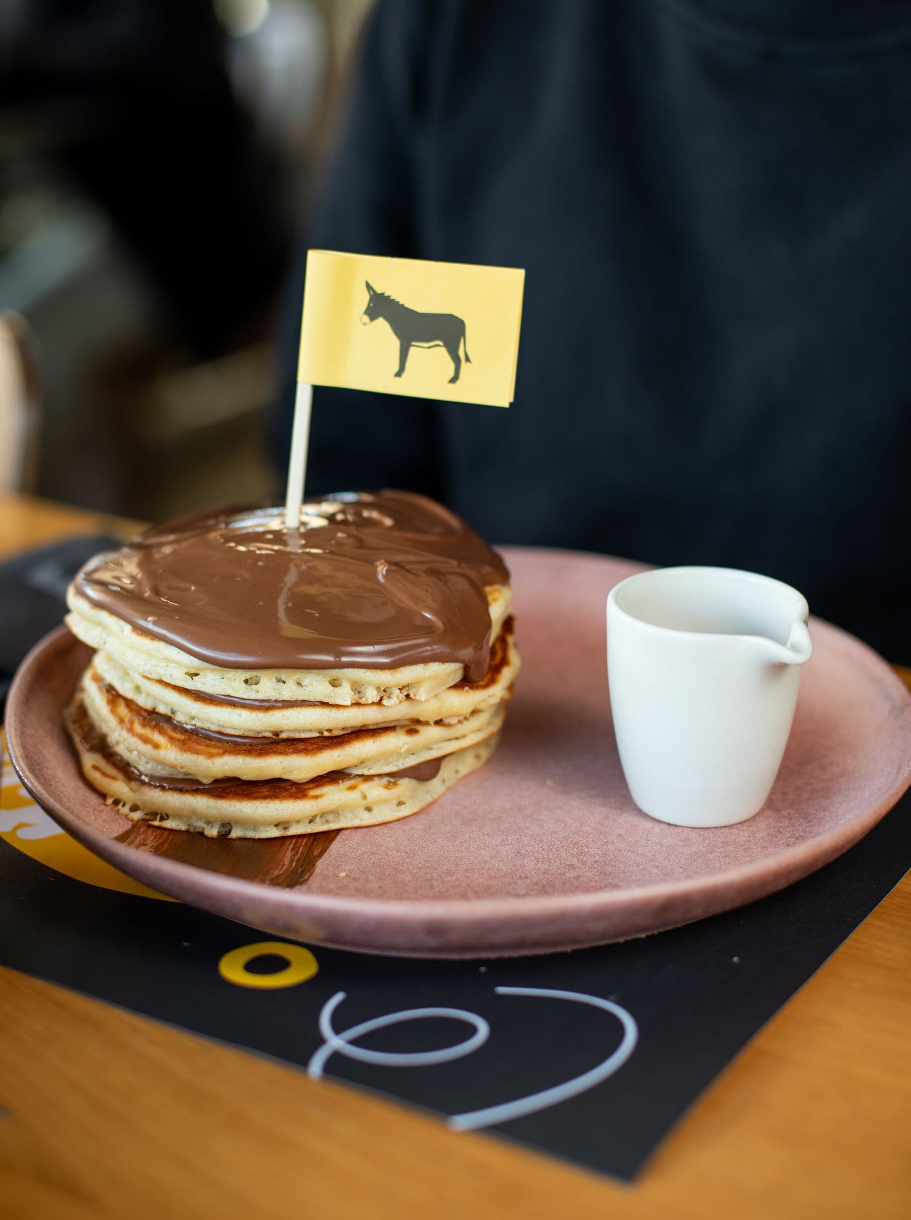 Σπιτικά pancakes με πραλίνα σοκολάτας και κίτρινο σημαιάκι γαϊδουράκι